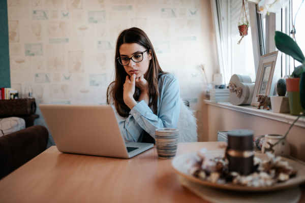 Image of worried students looking at laptop